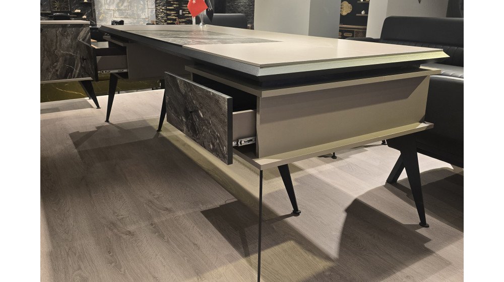 Granit lüks yönetici masa takımı, LED aydınlatmalı kristal dokulu ön paneli ve granit desenli tablası ile modern ofis ortamında Lazer bekleme grubu ile sergileniyor.